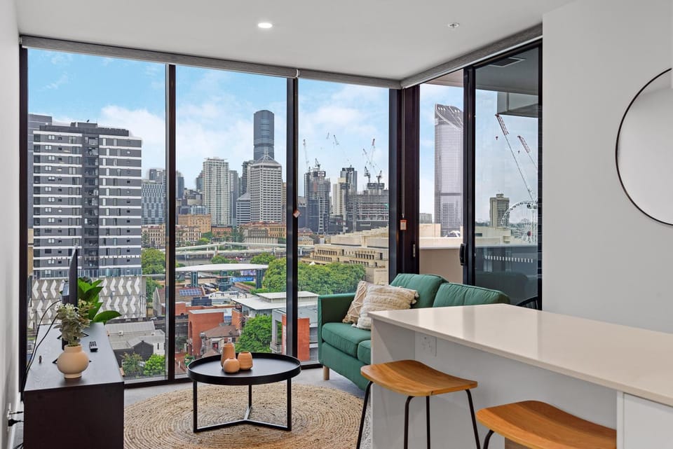 Central South Bank Apt with City Views, Study & Park Apartment in Brisbane City