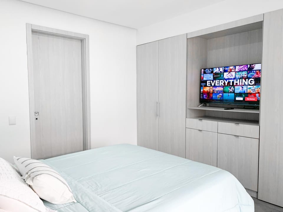 Bed, TV and multimedia, Photo of the whole room, Bedroom, wardrobe