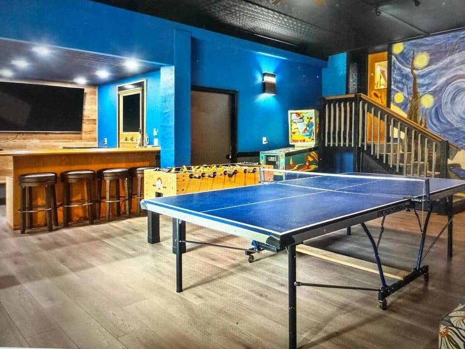 Hidden Oasis with indoor pool, exotic room and private lake House in New Berlin
