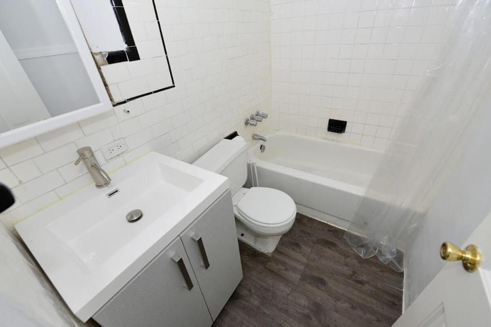 Amazing 4 BR 1 BTH Laundry Dishwasher, June To Aug 90 Days Stay Required Apartment in Midtown