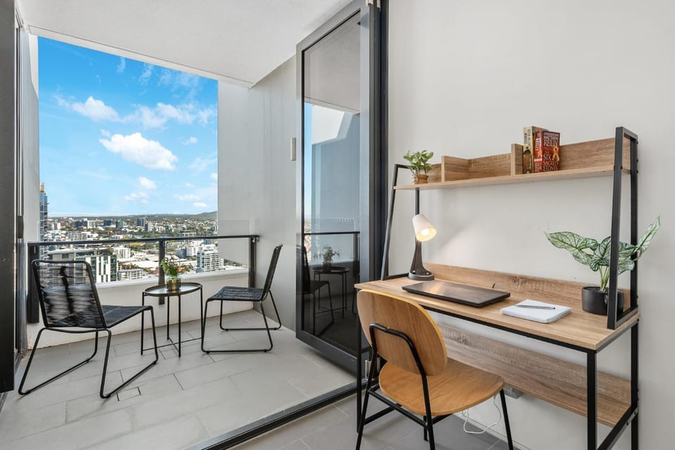 Top Floor with Gorgeous Views, King Bed, Pool & Gym Apartment in Brisbane City