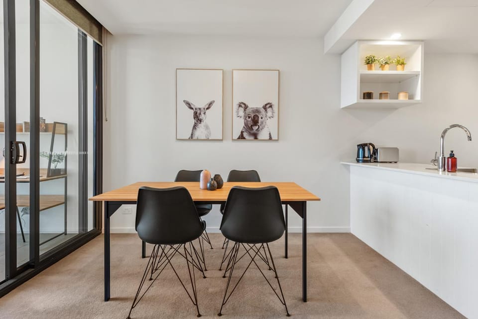 Top Floor with Gorgeous Views, King Bed, Pool & Gym Apartment in Brisbane City