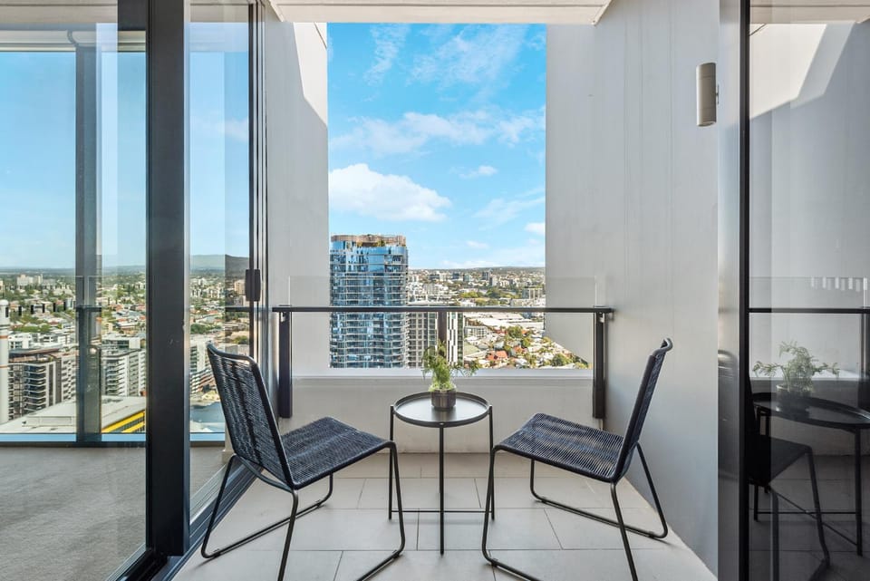 Top Floor with Gorgeous Views, King Bed, Pool & Gym Apartment in Brisbane City