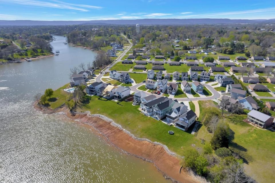 Neighbourhood, Lake view, Location