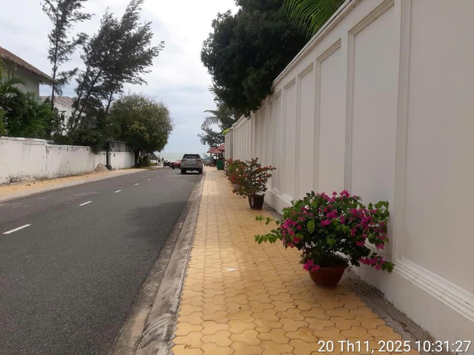 Off site, Neighbourhood