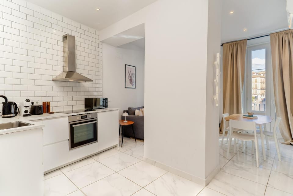 Kitchen or kitchenette, Dining area, oven, stove