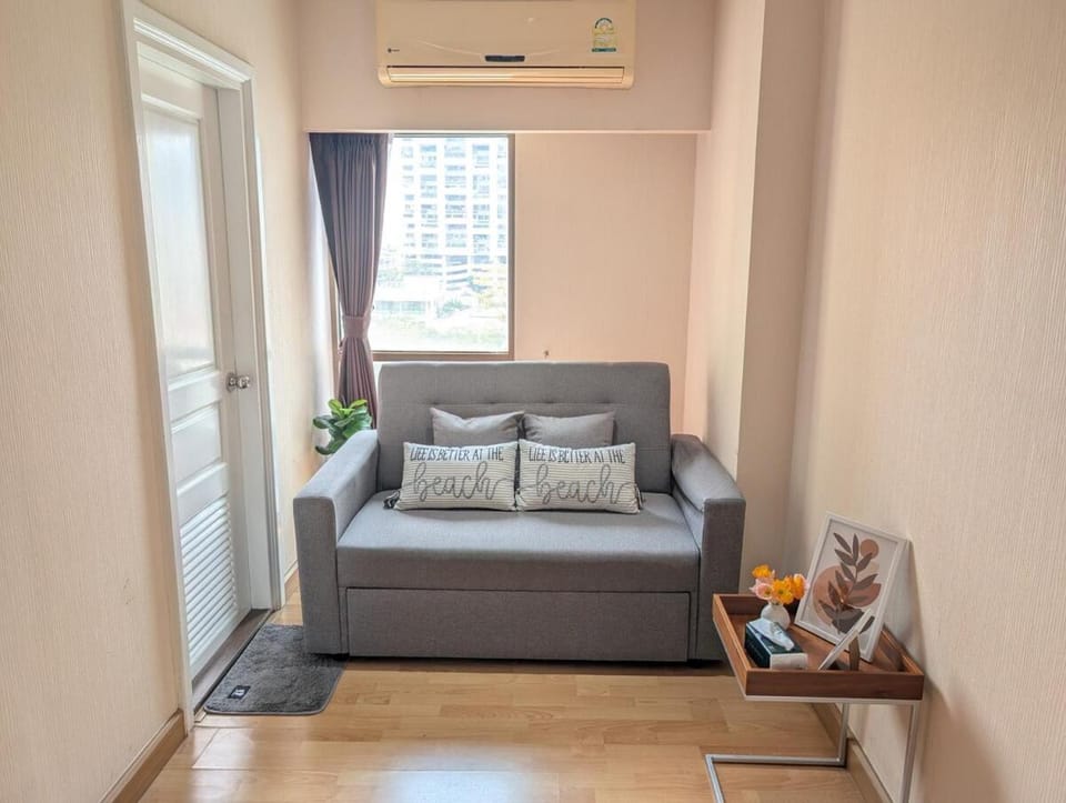 Executive Suite 1BR and Sofa Bed 150m to Nana BTS Apartment in Bangkok