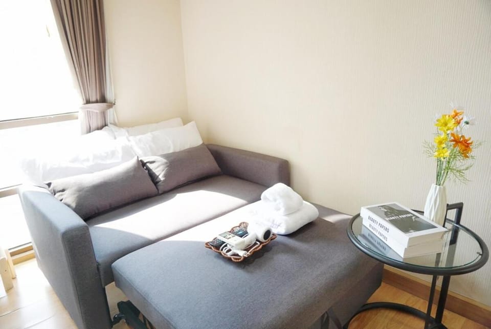 Executive Suite 1BR and Sofa Bed 150m to Nana BTS Apartment in Bangkok