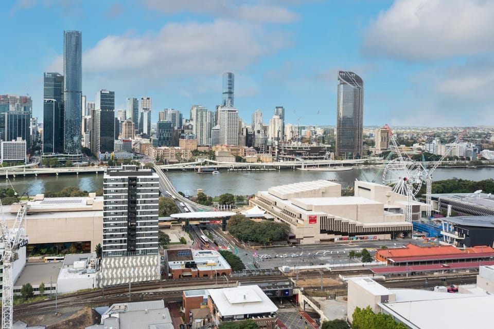 Breathtaking City & River Views with Pool, Gym, Park Apartment in Brisbane City