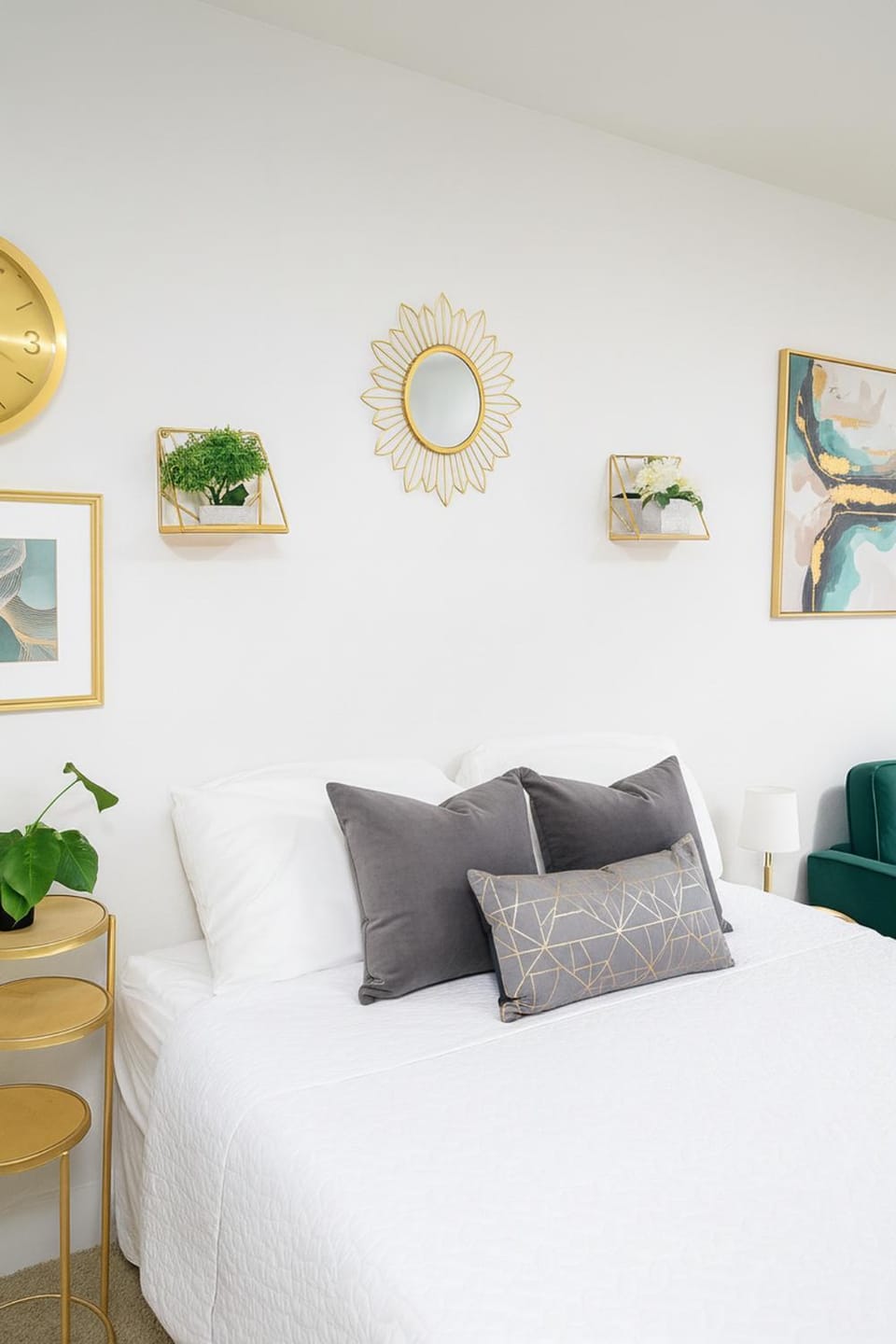 Bed, Living room, Photo of the whole room, Decorative detail, Seating area, Bedroom
