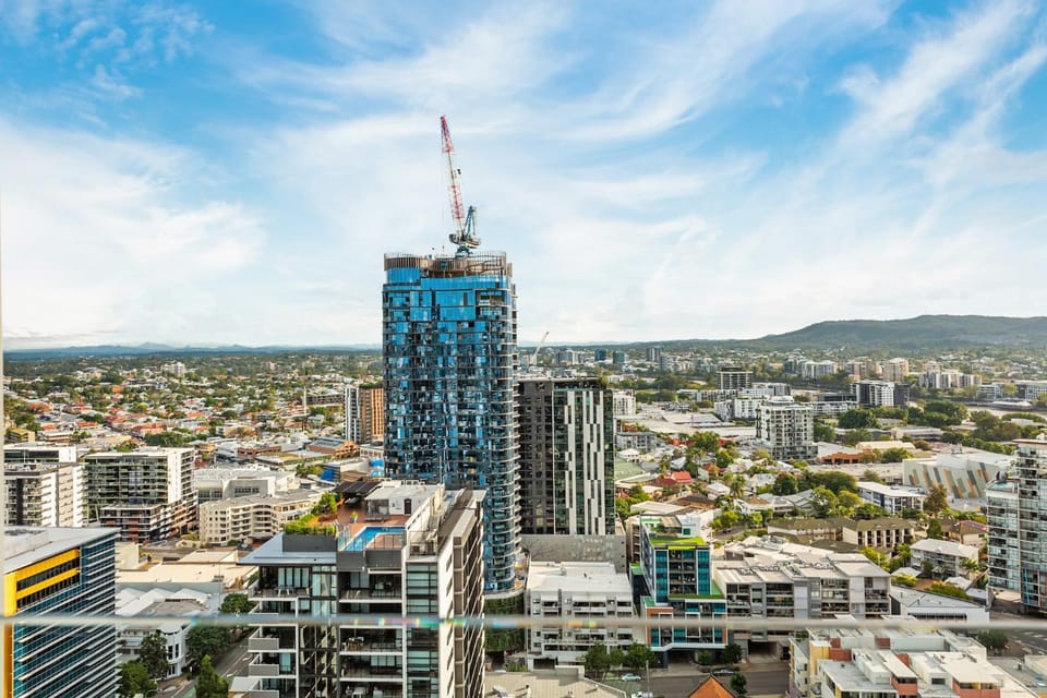 Mountain & Sunset Views with King Bed, Pool, Gym Apartment in Brisbane City