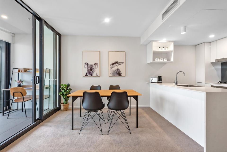 Mountain & Sunset Views with King Bed, Pool, Gym Apartment in Brisbane City