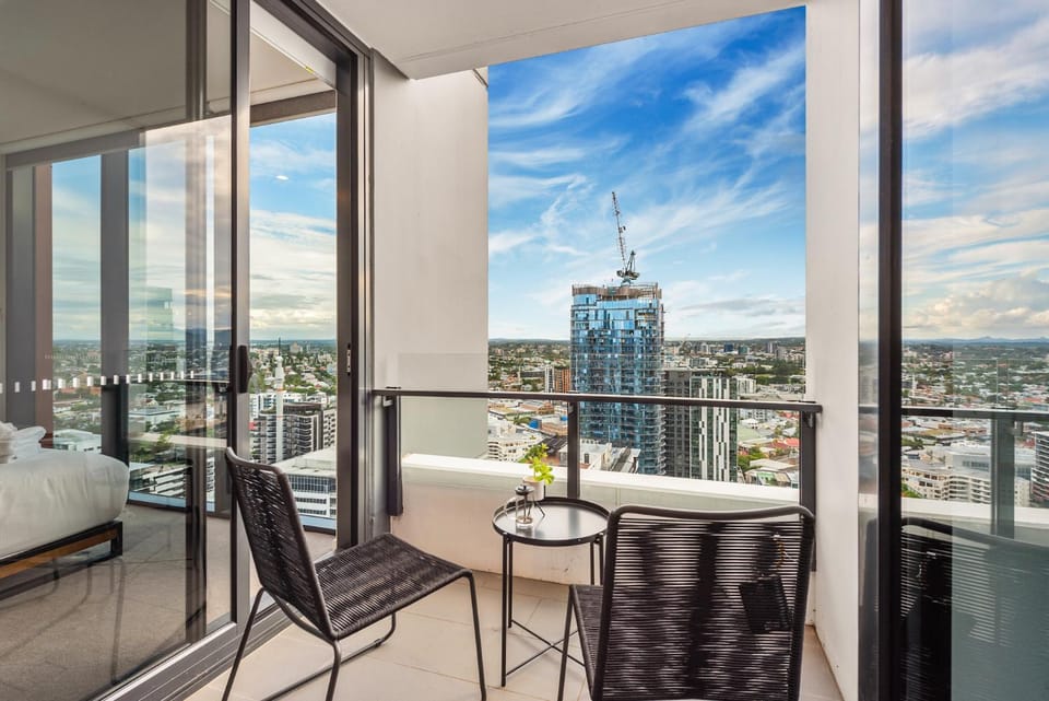 Mountain & Sunset Views with King Bed, Pool, Gym Apartment in Brisbane City