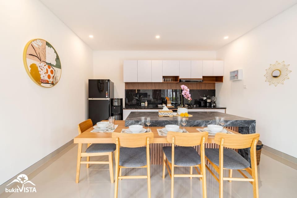 Kitchen or kitchenette, Dining area, stove