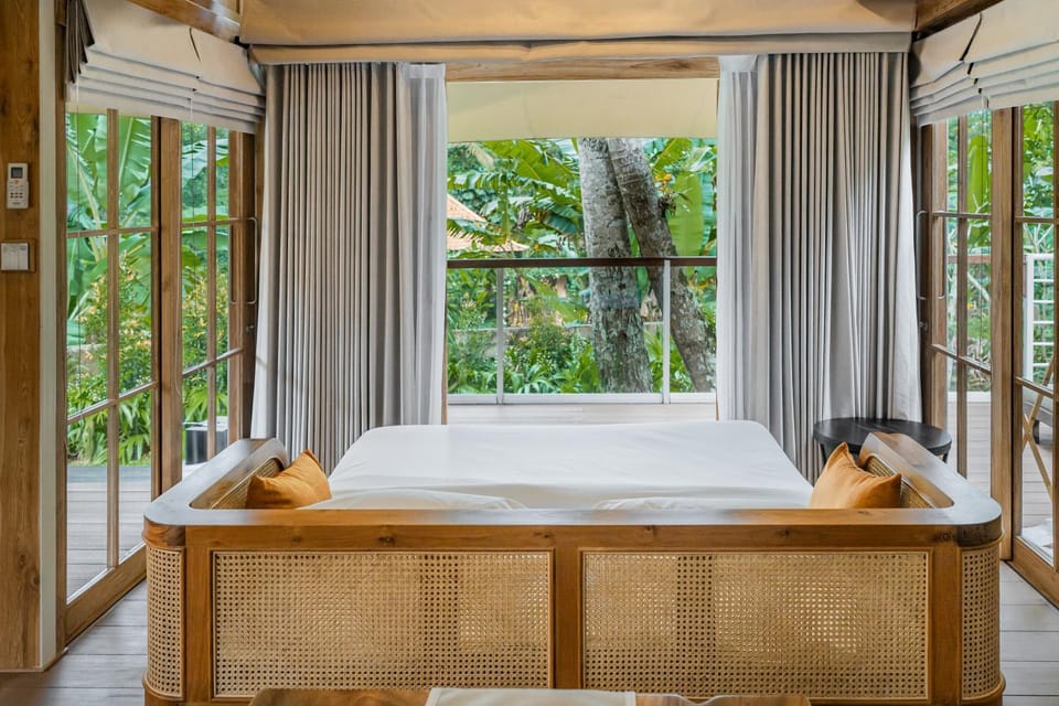 Bed, Living room