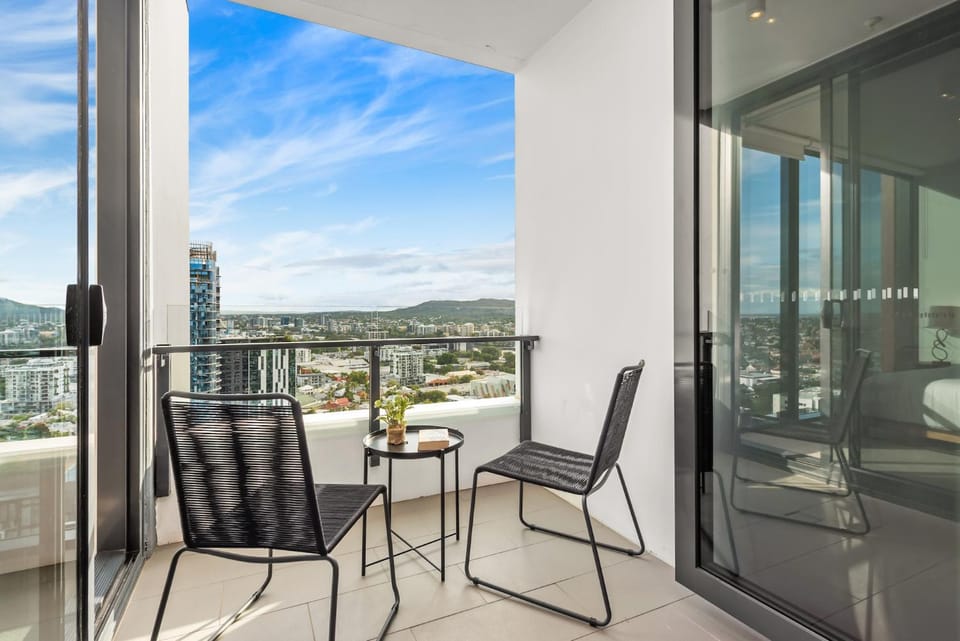 Mountain Views, King Bed, Pool, Gym & Car Park Apartment in Brisbane City