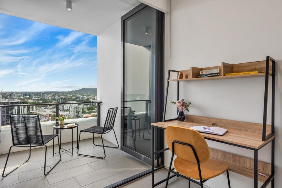 Mountain Views, King Bed, Pool, Gym & Car Park Apartment in Brisbane City