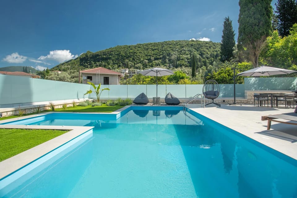Swimming pool, sunbed