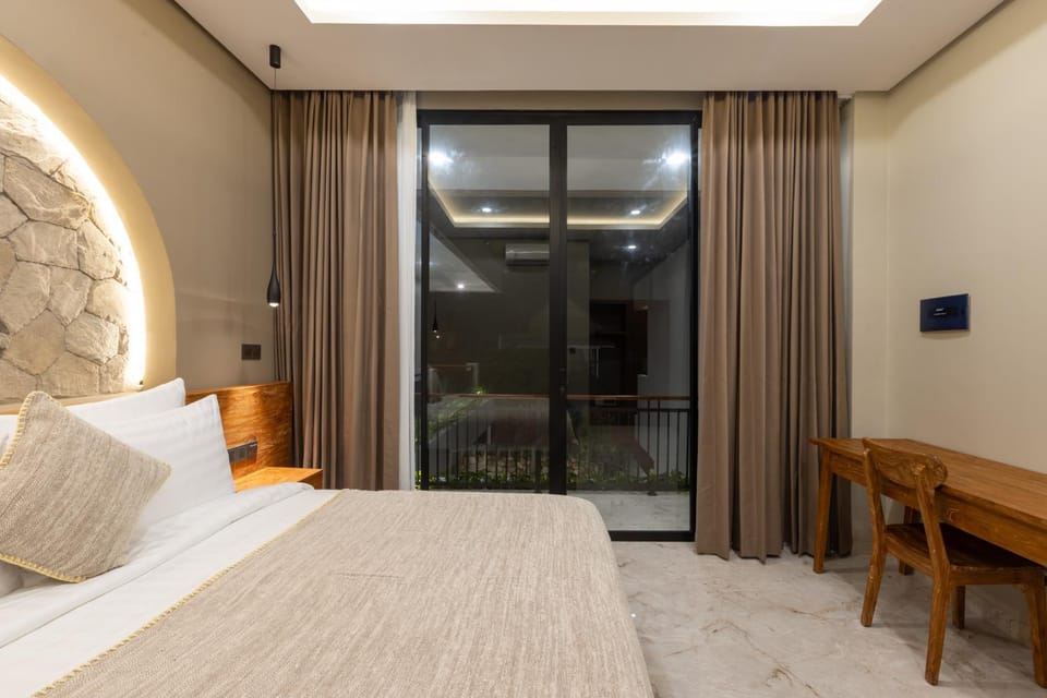 Bed, Seating area, Bedroom