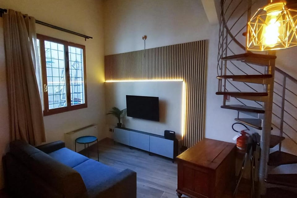 Tuscan Loft - 7 Guests with Patio Apartment in Florence