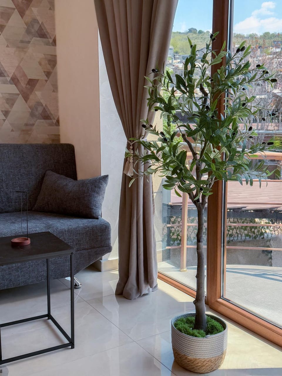 Balcony/Terrace, Seating area, City view, Mountain view