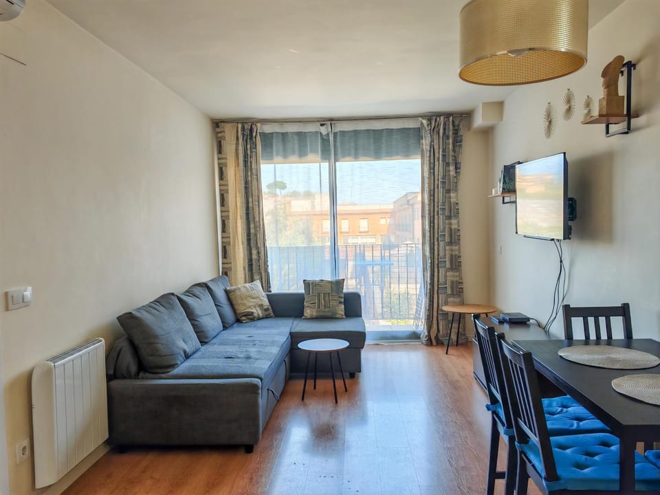 TV and multimedia, Seating area, Dining area