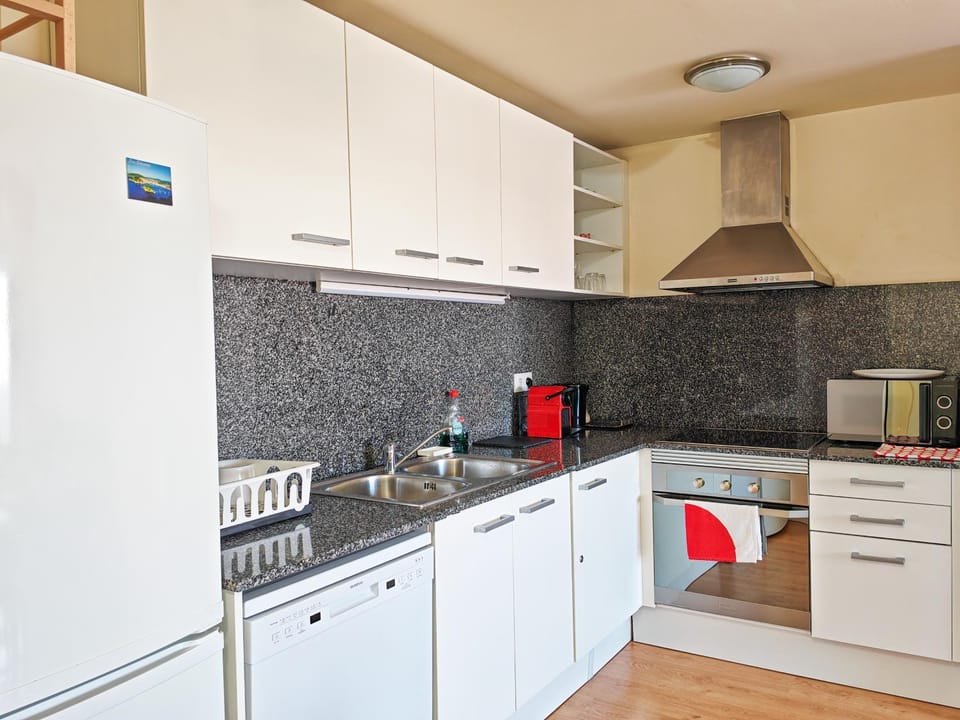 Coffee/tea facilities, Kitchen or kitchenette, stove