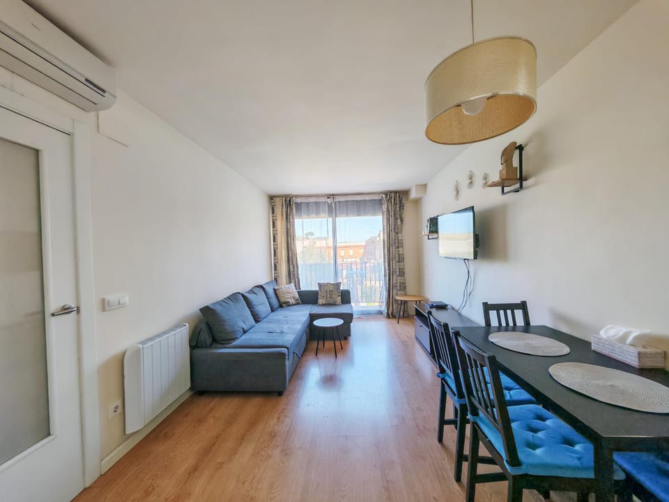 TV and multimedia, Seating area, Dining area