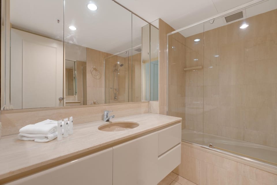Stylish 1BR Beachside Escape - Heart of Gold Coast Apartment in Surfers Paradise