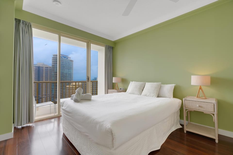 Stylish 1BR Beachside Escape - Heart of Gold Coast Apartment in Surfers Paradise