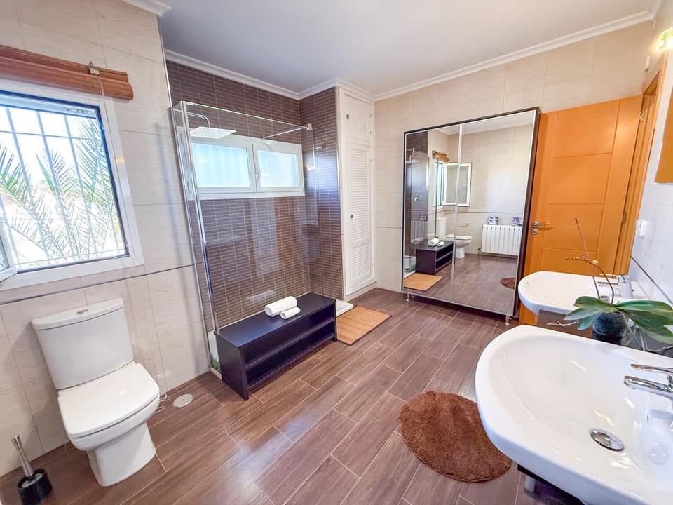 Shower, Toilet, Bathroom, towels