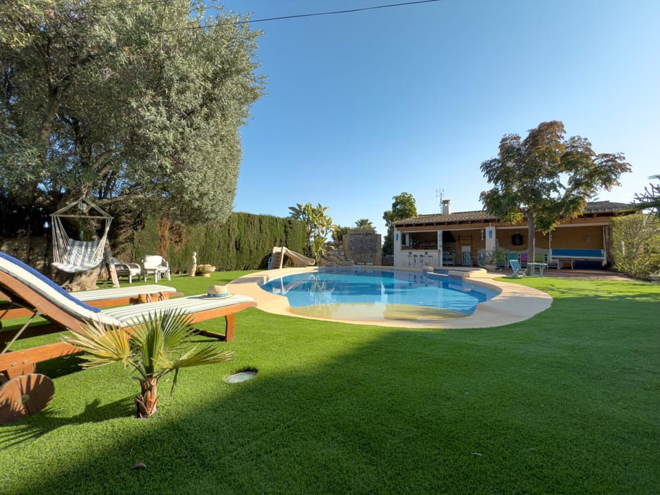 Swimming pool, sunbed