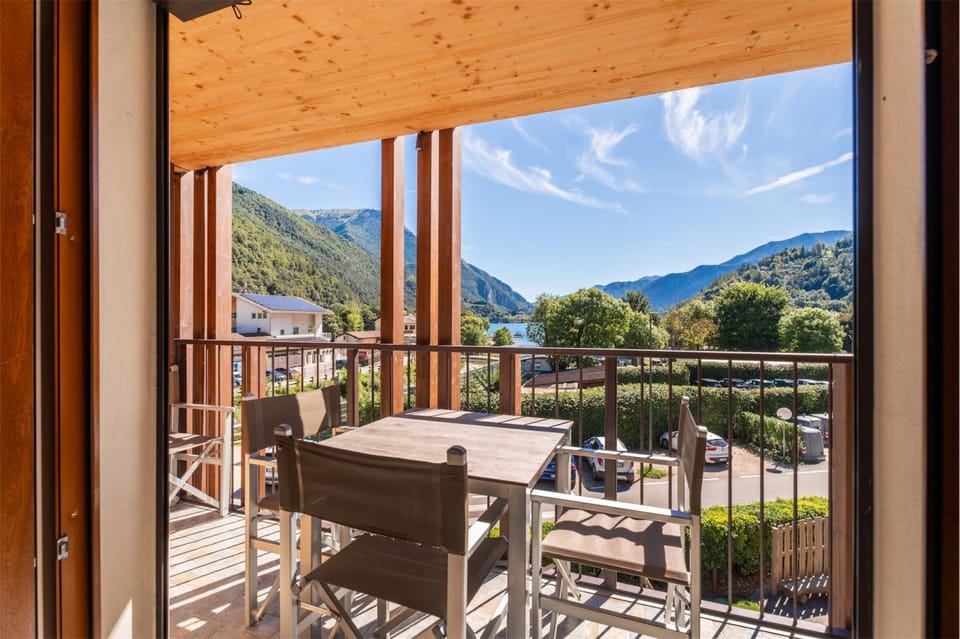 View (from property/room), Balcony/Terrace, Lake view, Mountain view