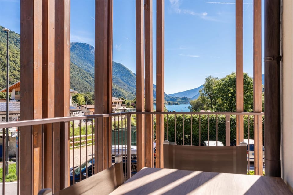 View (from property/room), Balcony/Terrace, Lake view