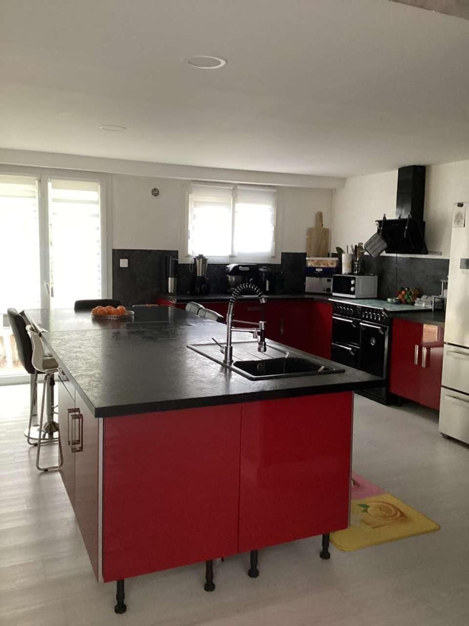 Kitchen or kitchenette, dishwasher, stove