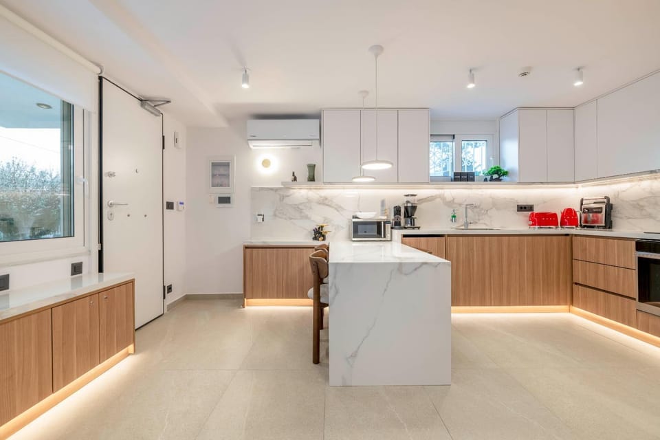 Coffee/tea facilities, Kitchen or kitchenette, Dining area, dishwasher, oven, stove, toaster