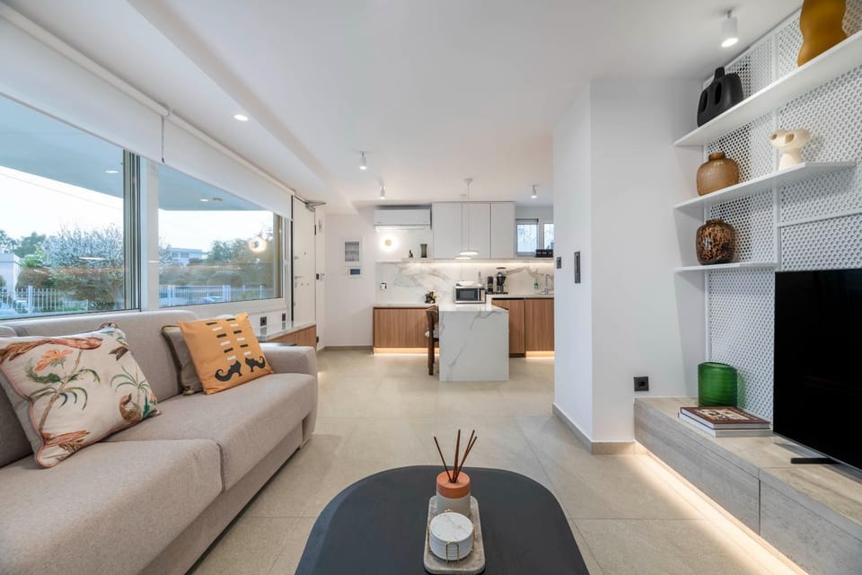 TV and multimedia, Kitchen or kitchenette, Living room, Seating area, Dining area, stove