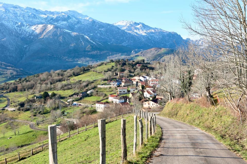 Nearby landmark, Spring, Day, Neighbourhood, Natural landscape, Mountain view