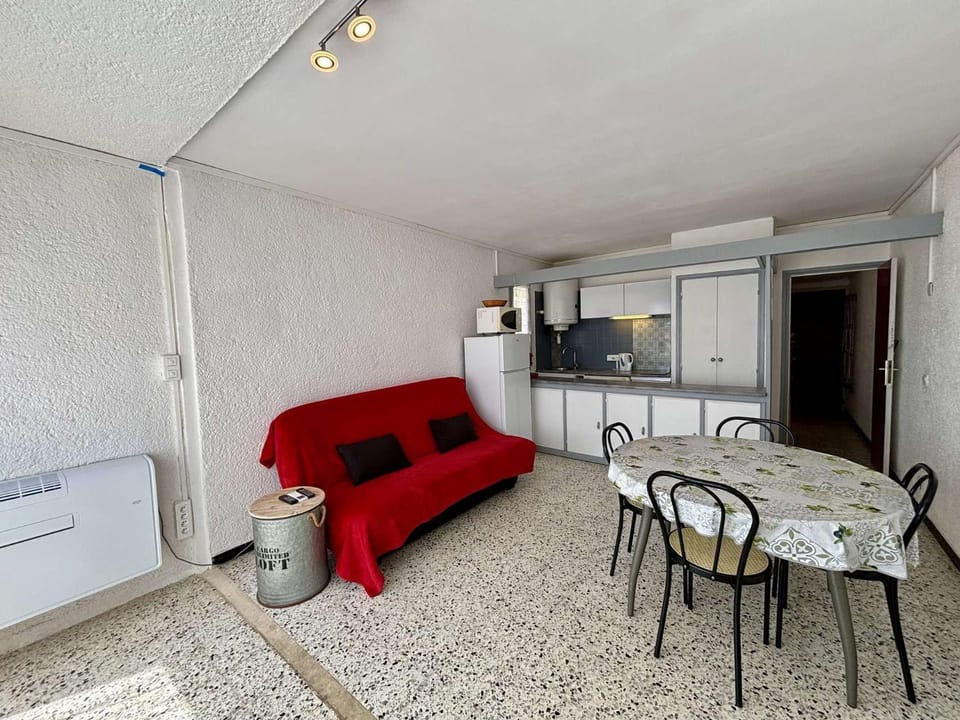 Kitchen or kitchenette, Living room, Dining area