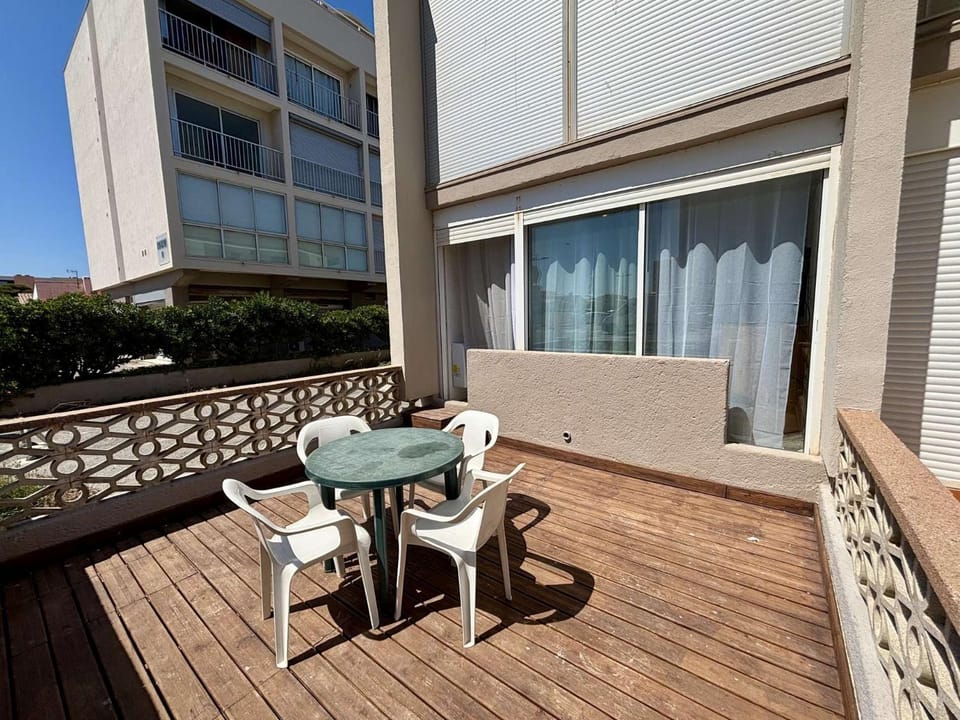 Property building, Patio, Day, Balcony/Terrace