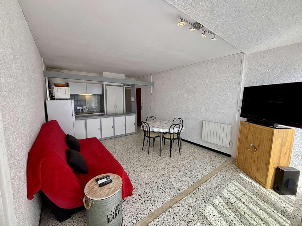 TV and multimedia, Kitchen or kitchenette, Living room, Seating area, Dining area