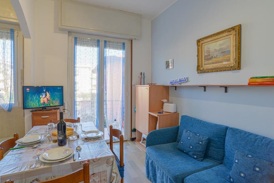 Communal lounge/ TV room, TV and multimedia, Living room, Seating area, Dining area, Evening entertainment