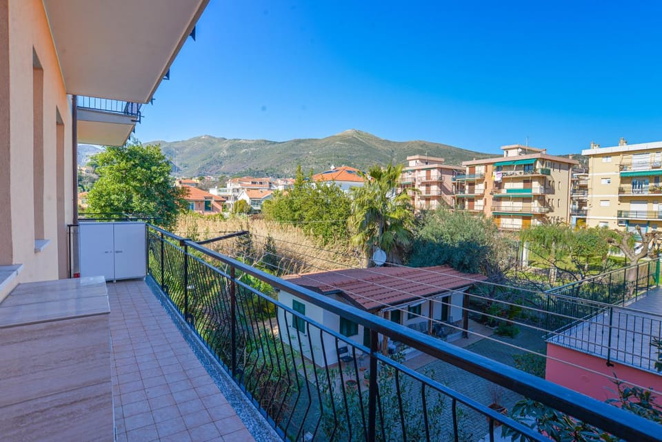Natural landscape, View (from property/room), Balcony/Terrace, City view, Mountain view
