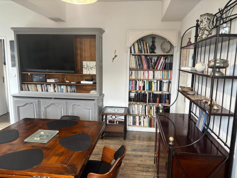 Library, TV and multimedia, Living room, Seating area, Dining area