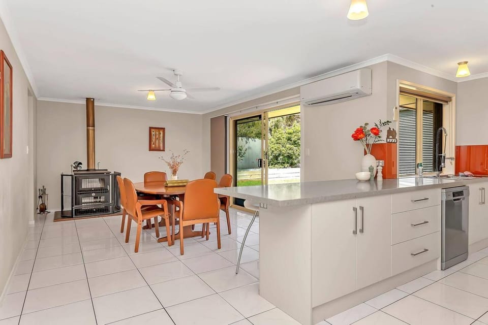 Other, Dining area, fireplace