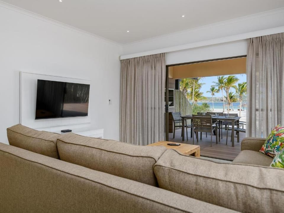Beachfront Luxury Villa - Private Pool & Sunset Views Villa in Africa