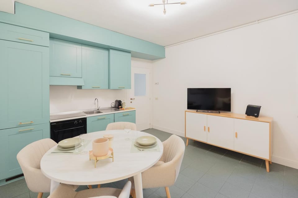 TV and multimedia, Kitchen or kitchenette, Dining area, pet friendly, stove