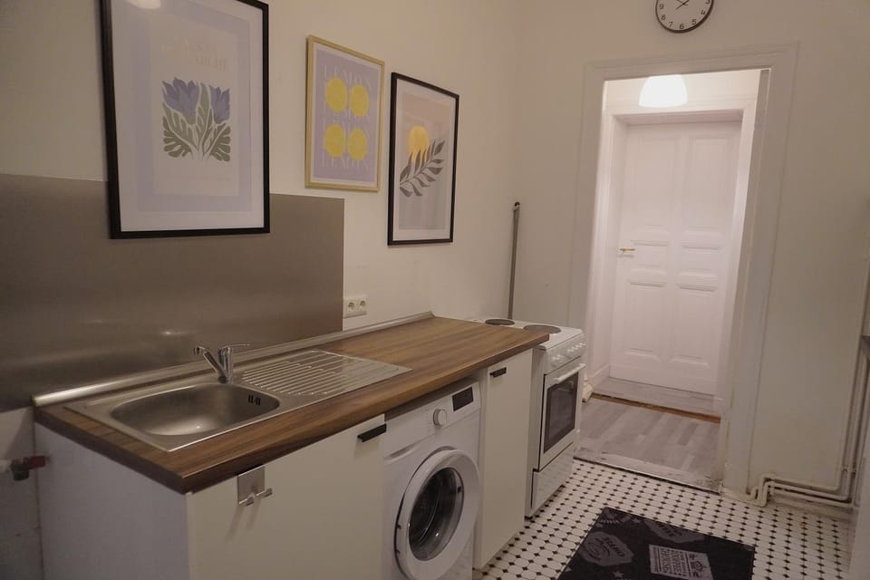 Kitchen or kitchenette, Dining area, Communal kitchen, Food, Food, Lunch, Lunch, Dinner, Dinner, towels, kitchen, kitchen