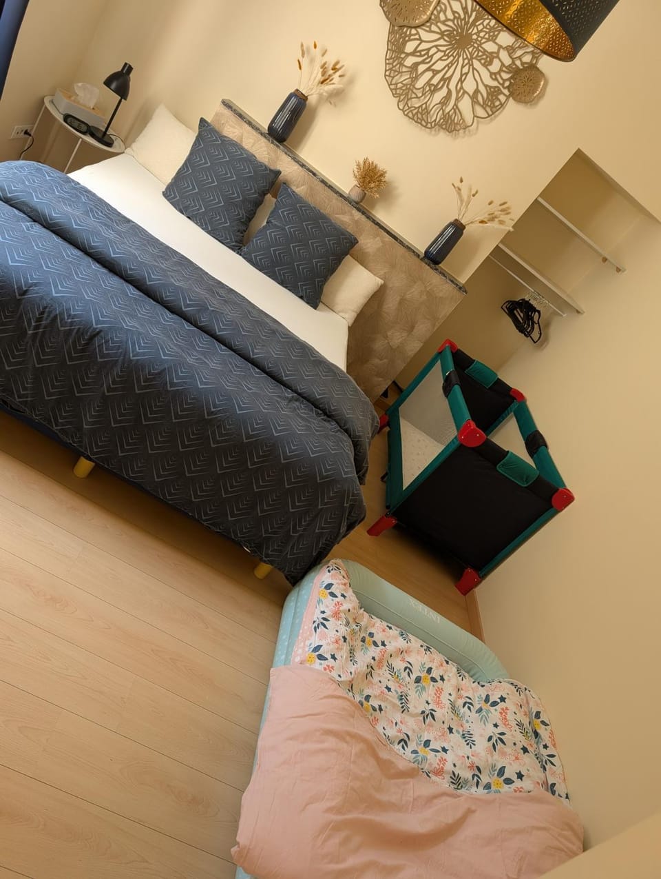 Bed, Photo of the whole room, young children
