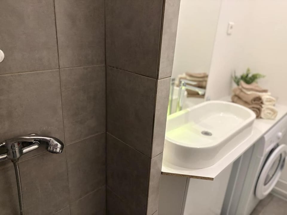 Shower, Bathroom, towels, washing machine